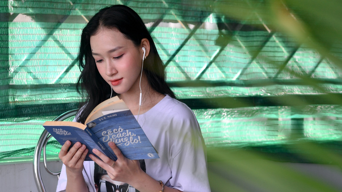 Tôi thường tranh thủ thời gian buổi trưa để ngủ một chút. Sau đó, tôi tận hưởng không gian đầy cây xanh của ông nội trên sân thượng với âm nhạc và đọc một cuốn tản văn. Cuốn sách hôm nay tôi đọc là “Sẽ có cách đừng lo!”.