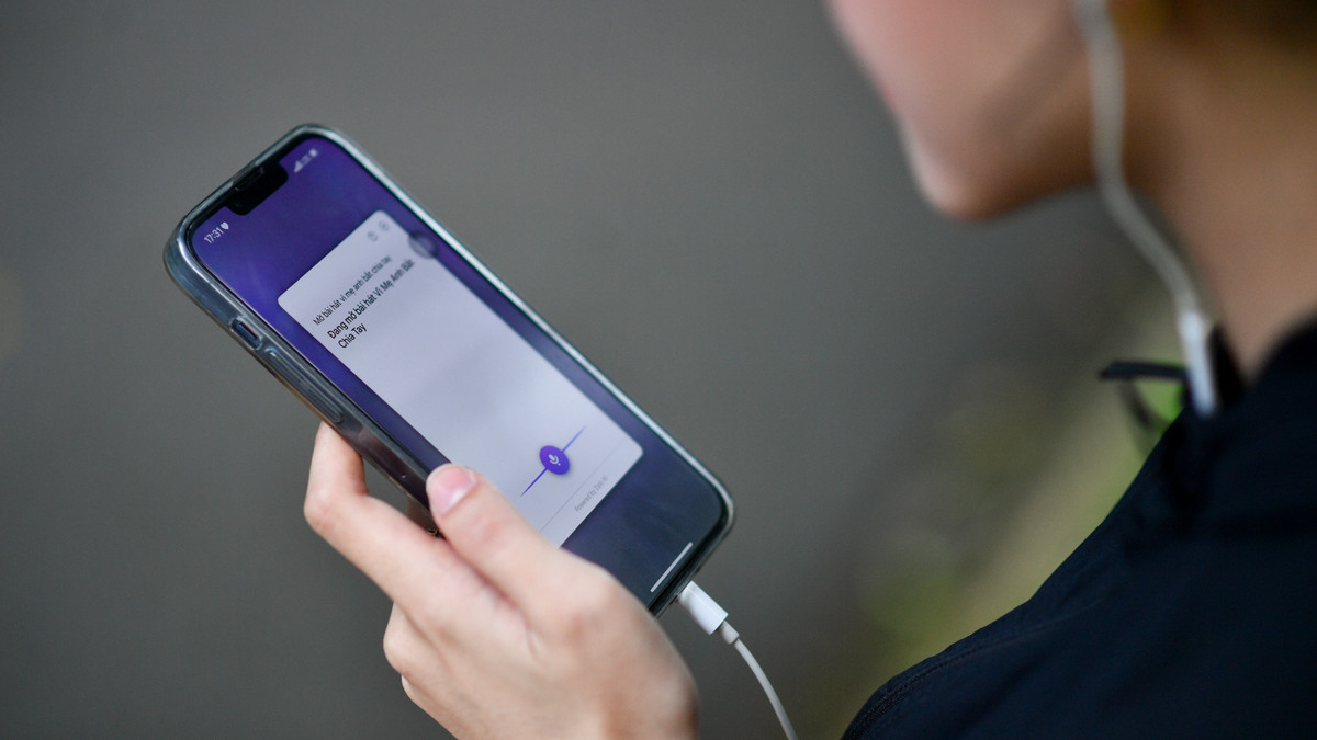 Những lúc nghỉ mệt khi chạy bộ, tôi sẽ nhờ Kiki mở một bài nhạc để thư giãn.