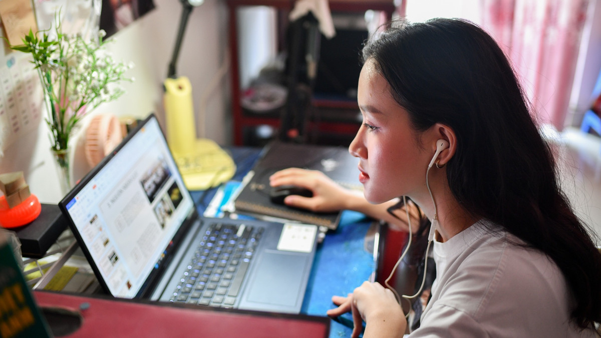 Cuối ngày, tôi dành thời gian để ôn lại bài vở và luyện nghe tiếng Anh. Dù không có nhiều thời gian vui chơi, du lịch trong kỳ nghỉ hè, tôi vẫn thích thú với những gì mình đang theo đuổi.