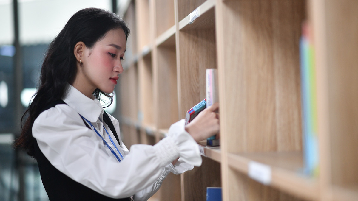 Thư viện là không gian tôi yêu thích khi đến trường. Tôi thường dành ít nhất 30 phút đọc sách mỗi khi đến đây. Tôi thích cảm giác vừa nghe nhạc thư thái, vừa đọc sách.