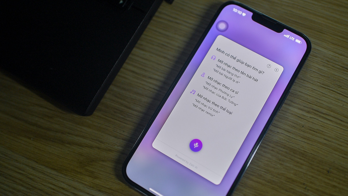 Tôi thường nghe nhạc trên ứng dụng Zing MP3. Ở đó, tôi có thể nhờ trợ lý trí tuệ nhân tạo để tìm kiếm bài hát bằng giọng nói của mình. Trợ lý “được việc” là Kiki.