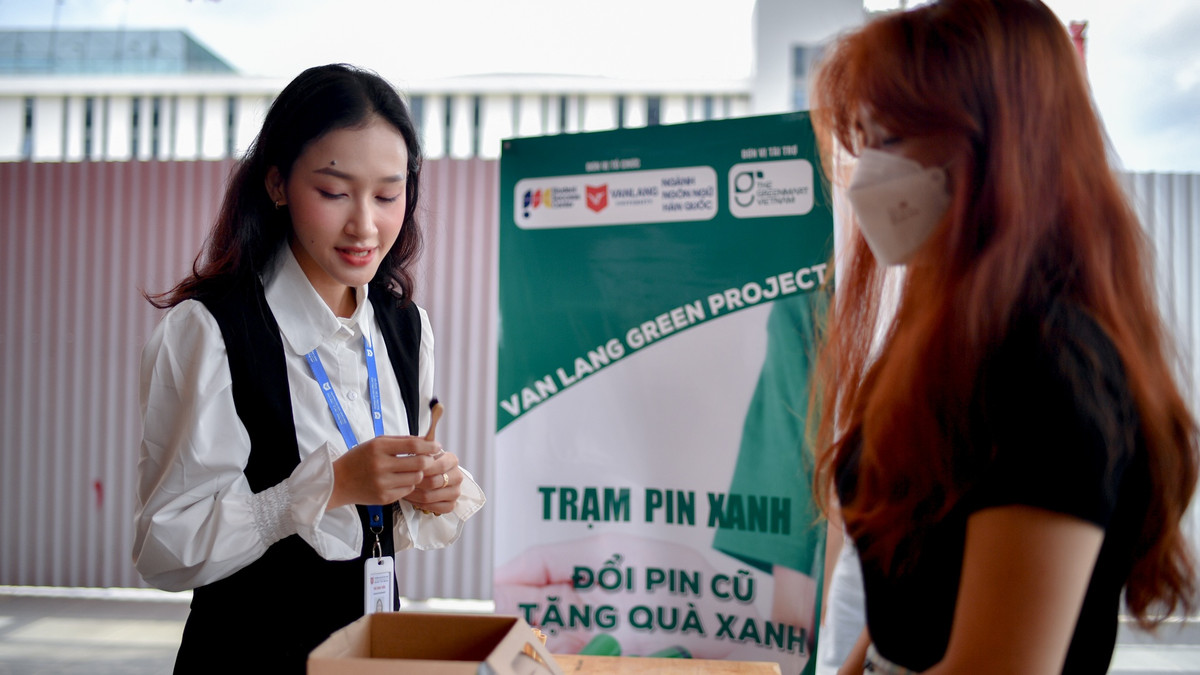Hôm nay tôi ghé “Trạm pin xanh” - dự án bảo vệ môi trường của các bạn sinh viên trường Đại học Văn Lang, để ủng hộ. Tôi khá quan tâm các hoạt động thiện nguyện, bảo vệ môi trường. Sắp tới, tôi sẽ tham gia “Mùa hè xanh” của trường nếu có thể cân đối thời gian.