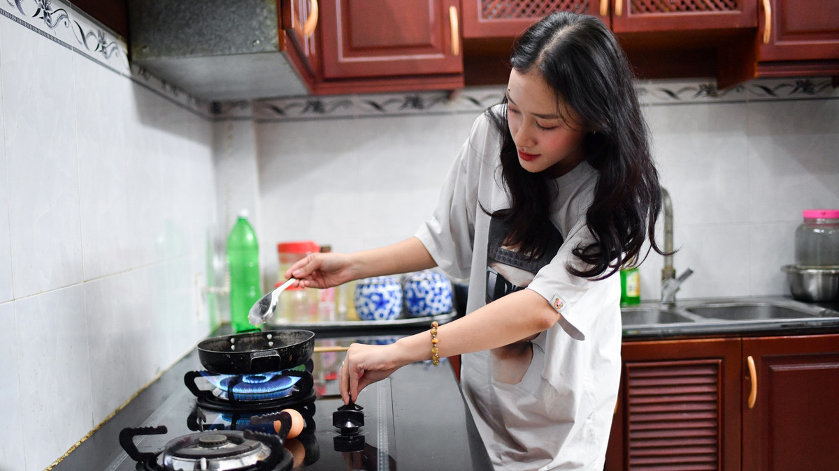 Tôi tranh thủ trở về nhà lúc 11h để nấu cơm trưa. Tôi luôn tự chuẩn bị những món ăn đúng khẩu vị. Vừa nấu món mình thích vừa nghe những bản nhạc sôi động giúp tôi thư giãn đầu óc và có thêm nhiều năng lượng tích cực.