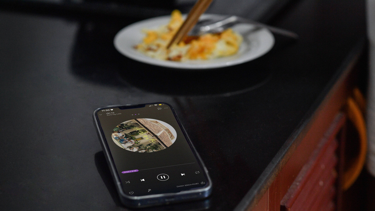 Tôi đặt điện thoại khá xa bếp và hạn chế bấm điện thoại khi đang nấu ăn để đảm bảo an toàn. Trước đây, việc này khá khó khăn vì tôi phải tìm tên bài hát nhưng nhờ Kiki, giờ đây, tôi không cần cầm điện thoại để gõ phím nữa. Điều này giúp tôi vừa nấu ăn mà vẫn nghe nhạc tiện lợi.