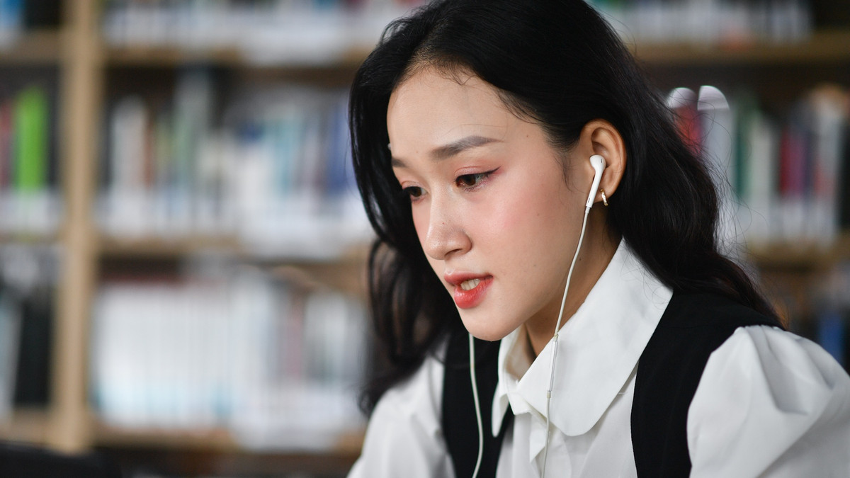 Tôi bấm micro nhỏ trên màn hình và nói với Kiki: “Mở bài hát Hai mươi hai”, nhờ trợ lý tiếng Việt này, tôi chỉ cần nói câu lệnh mà không cần gõ phím để tìm kiếm bài hát. Không chỉ tôi, bạn bè trong lớp tôi cũng sử dụng tính năng này vì đều là gen Z thích công nghệ và sự tiện lợi.