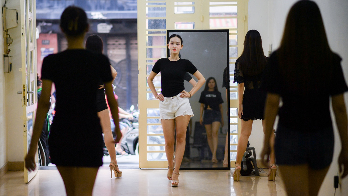 Tôi chưa có kỹ năng catwalk nên lúc bắt đầu khá khó khăn. Tuy nhiên, tôi đặt mục tiêu cho mình phải hoàn thiện kỹ năng catwalk trong kỳ nghỉ hè này. Mỗi kỹ năng mềm sẽ mang đến những kiến thức, bài học và bạn mới.