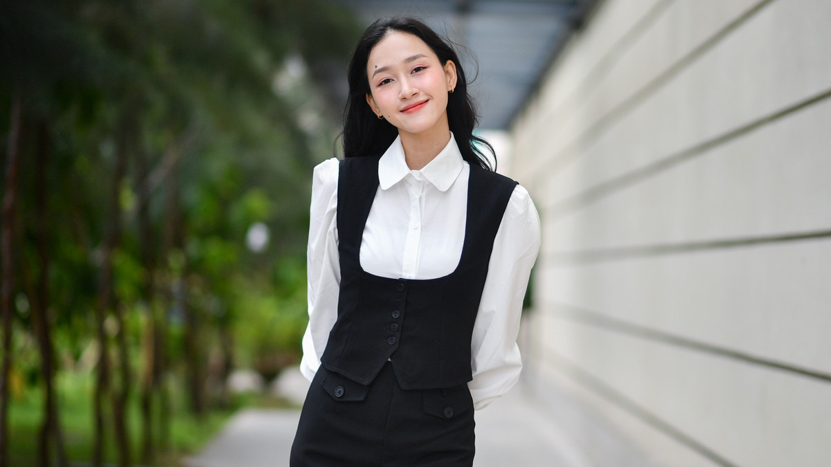 Tôi là Huỳnh Hà Hải Yến, 21 tuổi, Hoa khôi “Miss and Mister Đại học Văn Lang 2022” cũng như đại sứ truyền thông của trường. Tôi vừa hoàn thành năm 3 đại học, chuyên ngành Quản trị Kinh doanh.