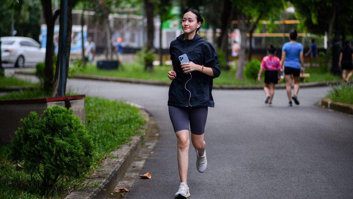 Tôi thường ra Công viên Văn hoá Gò Vấp để chạy bộ lúc chiều muộn. Thời tiết dịu mát cùng không khí trong lành khiến tôi khá thoải mái.