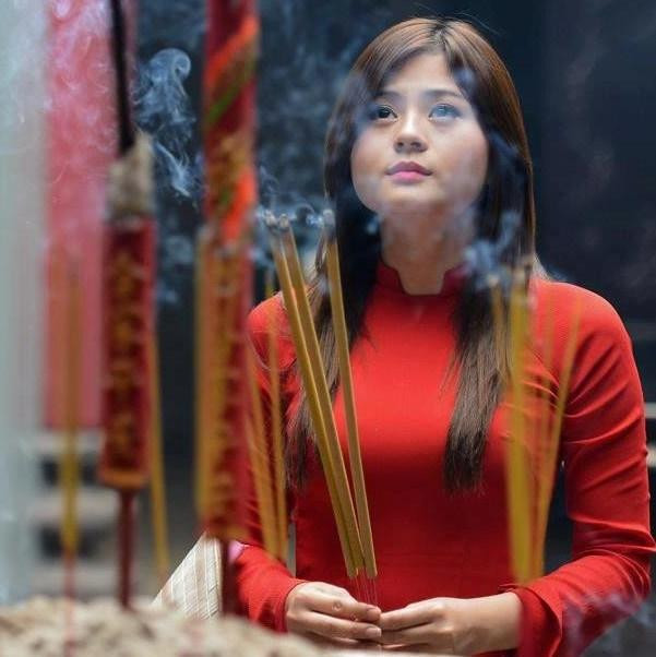 Trong Phong thủy thì số 3 là tượng của tam giới: Thiên (Trời), Địa (Đất), Nhân (Người). Vì vậy khi làm những việc quan trọng trong đời thì người ta thường thắp 3 nén hương lên bàn thờ và khấn: “Hoàng Thiên (Trời), Hậu Thổ (Đất), những chiến sĩ trận vong, cô hồn… (Nhân ) phù hộ độ trì…”