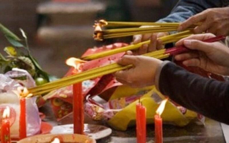 Trong từ Hán-Việt, vô thường tức là không vĩnh viễn – tất cả đều giả tạm, cho nên lúc nén hương tắt cháy thì cũng tượng trưng cho đời người tắt cháy, ngắn ngủi vô thường như thời gian của nén hương… tàn tro của hương nhắc nhở chúng ta chớ để thời gian trôi qua, uổng phí tháng ngày.