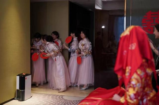 Nữ sinh kiếm bộn tiền nhờ làm phù dâu, kiếm được bạn trai ở đám cưới - Hình 5 Nu sinh kiem bon tien nho lam phu dau, kiem duoc ban trai o dam cuoi-Hinh-5