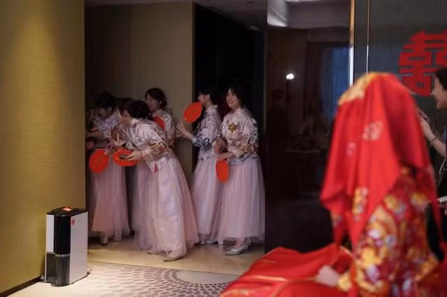 Nu sinh kiem bon tien nho lam phu dau, kiem duoc ban trai o dam cuoi-Hinh-5