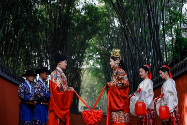 Nữ sinh kiếm bộn tiền nhờ làm phù dâu, kiếm được bạn trai ở đám cưới - Hình 6 Nu sinh kiem bon tien nho lam phu dau, kiem duoc ban trai o dam cuoi-Hinh-6