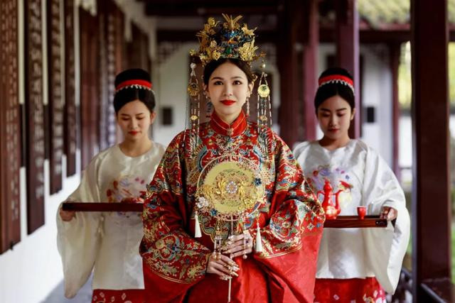 Nu sinh kiem bon tien nho lam phu dau, kiem duoc ban trai o dam cuoi