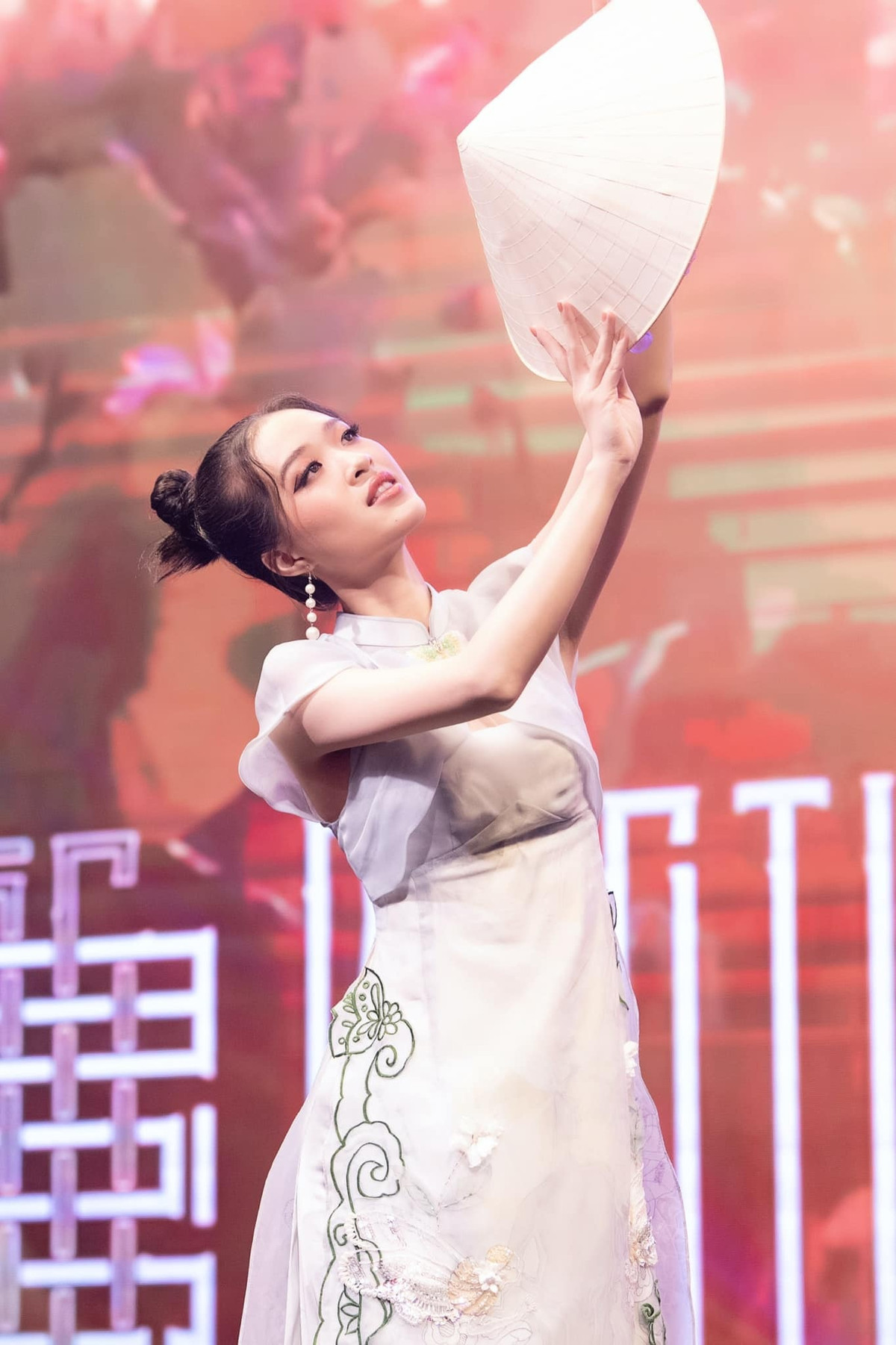 Trước đó, ở vòng thi Người đẹp tài năng, cô thể hiện năng khiếu múa. Yến Nhi chia sẻ cô luôn ước mơ được đứng trên sân khấu của một cuộc thi hoa hậu. Do đó, cô đăng ký thi Miss World Vietnam ngay khi đủ tuổi.