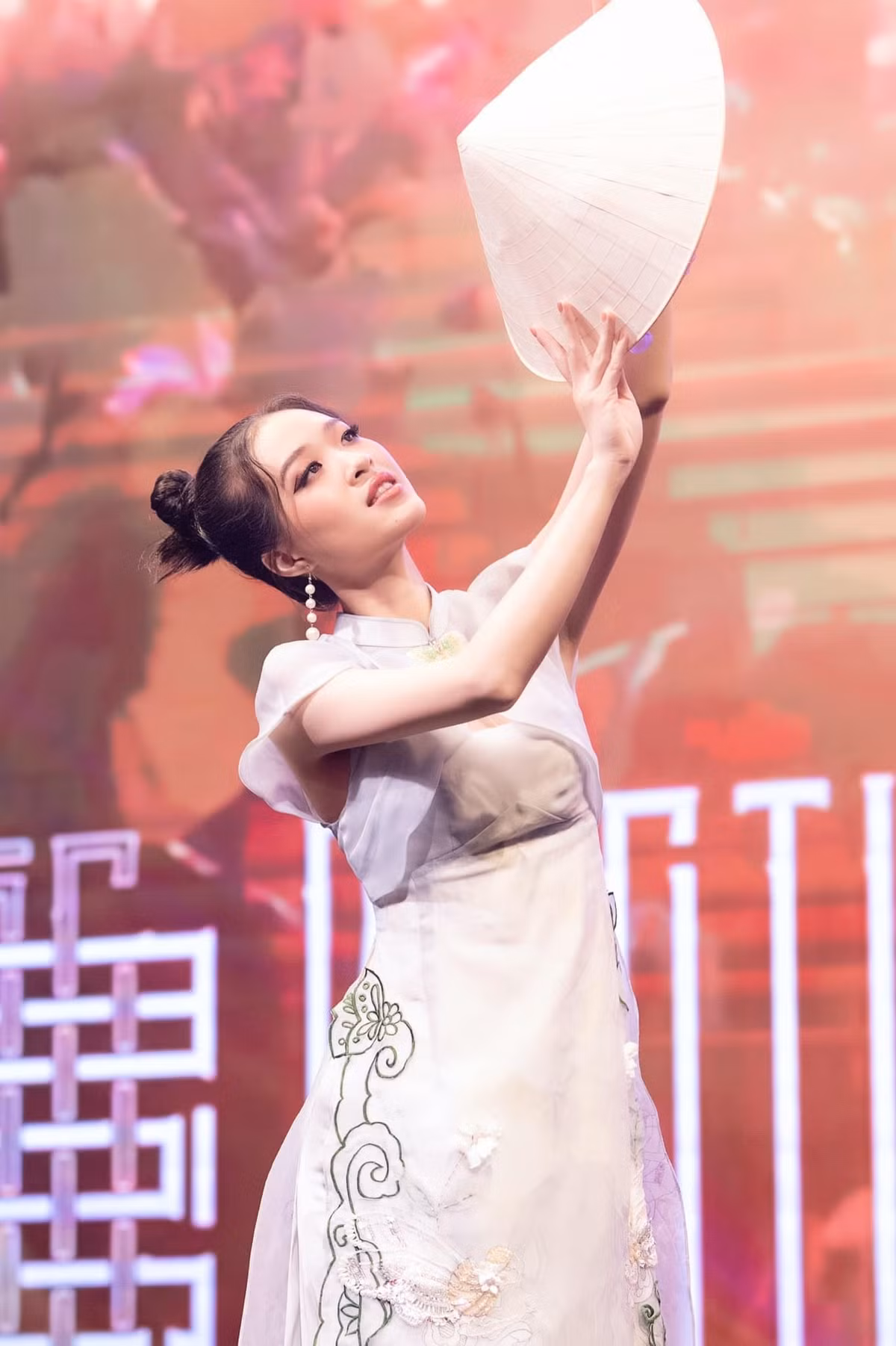 Trước đó, ở vòng thi Người đẹp tài năng, cô thể hiện năng khiếu múa. Yến Nhi chia sẻ cô luôn ước mơ được đứng trên sân khấu của một cuộc thi hoa hậu. Do đó, cô đăng ký thi Miss World Vietnam ngay khi đủ tuổi.