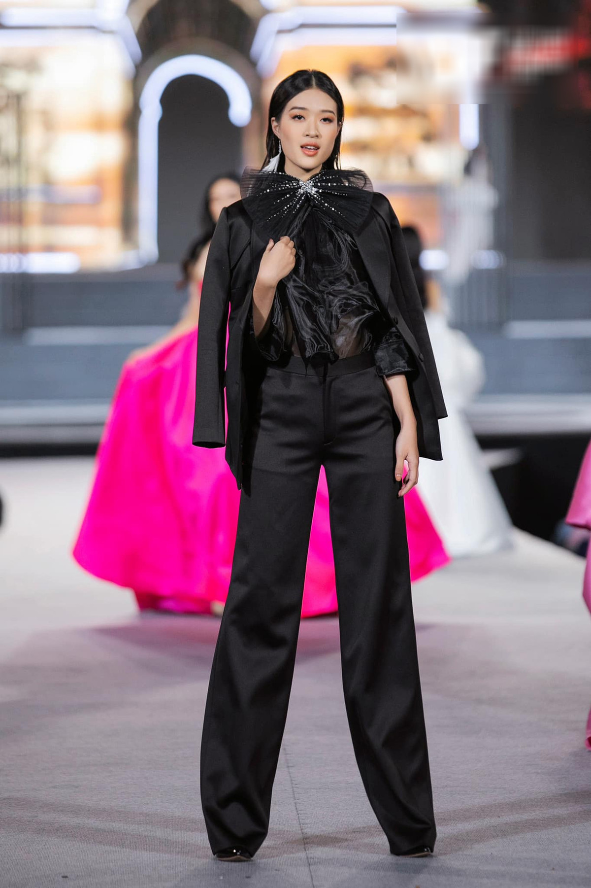 Lợi thế chiều cao giúp thí sinh 19 tuổi nổi bật khi diễn thời trang. Cô cũng có kinh nghiệm làm người mẫu ảnh, catwalk dù chưa nhiều. Nếu được trau dồi thêm, Yến Nhi có thể tạo ấn tượng tốt hơn.