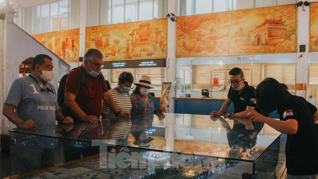 Ban tre lam huong dan vien mien phi, dua khach Tay an bun cha, lang thang pho co Ha Noi-Hinh-2