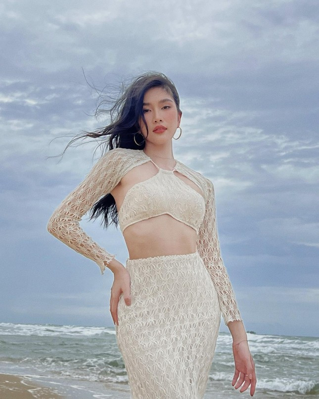 Nàng Á hậu học giỏi Phương Anh cũng không thể bỏ qua mốt váy áo đang được ưa chuộng này.