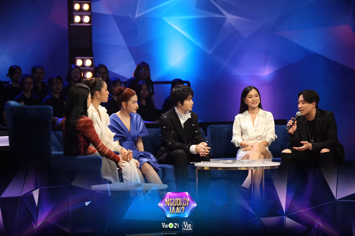 Với sự tư vấn nhiệt tình không kém phần hài hước của ban cố vấn gồm Lâm Vỹ Dạ - Quang Trung - Khả Như và siêu mẫu Minh Tú, nữ chính đã chọn được ra cho mình một anh chàng màu xanh lá Độc thân giữa những “cực phẩm” Đã có chủ và LGBT của chương trình.