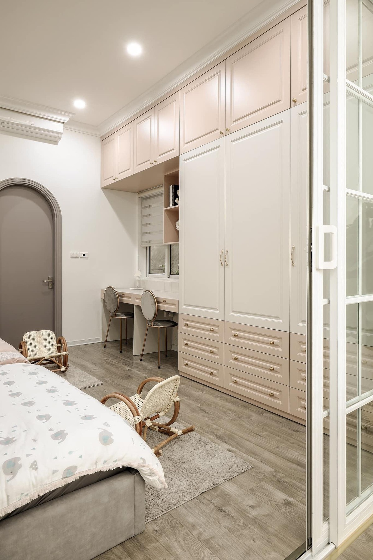 Cai tao nha pho chat mau xanh com theo phong cach co dien-Hinh-9