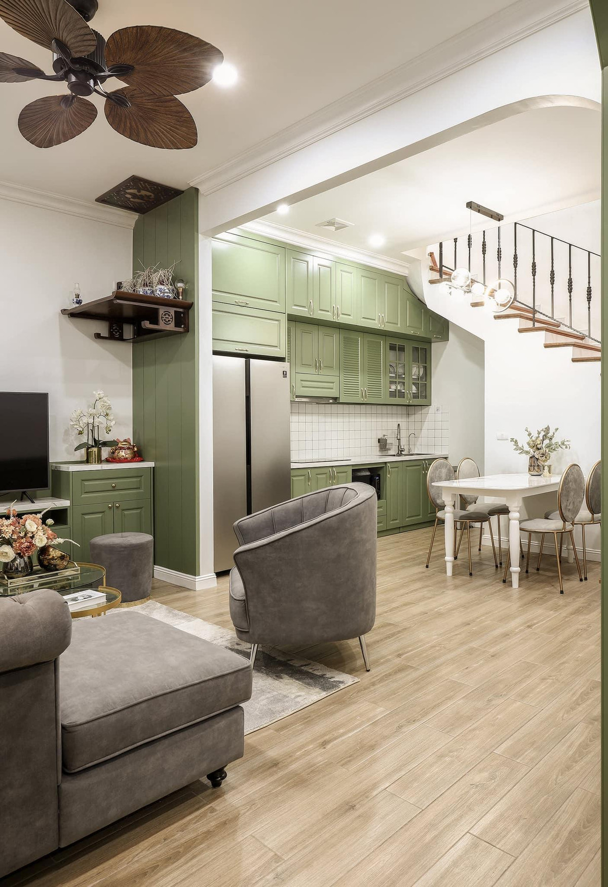 Cai tao nha pho chat mau xanh com theo phong cach co dien-Hinh-2