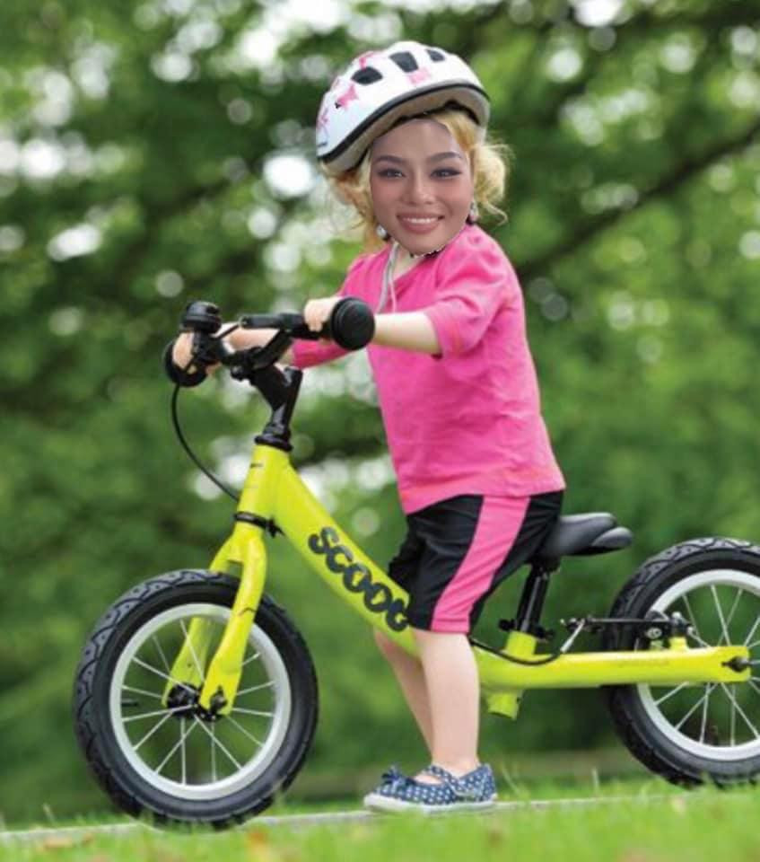 Khoảnh khắc "bé Nhi" đạp xe vui vẻ.