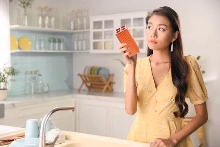 Á hậu Thảo Nhi Lê với hình ảnh "gạch ống" gây sốt.