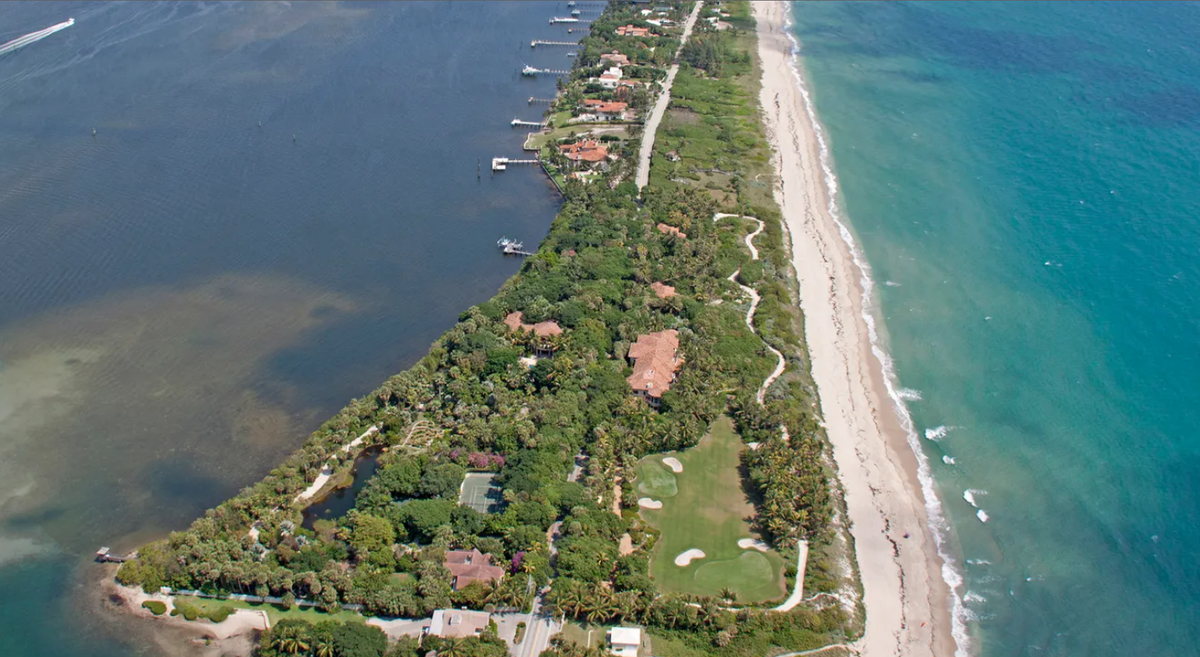 Ông Clark đã mua biệt thự và hòn đảo gần đó với giá 94 triệu USD. Toàn bộ khuôn viên bao quanh căn nhà rộng khoảng khoảng 64.749 m2. Ảnh: Palm Beach Daily News.
