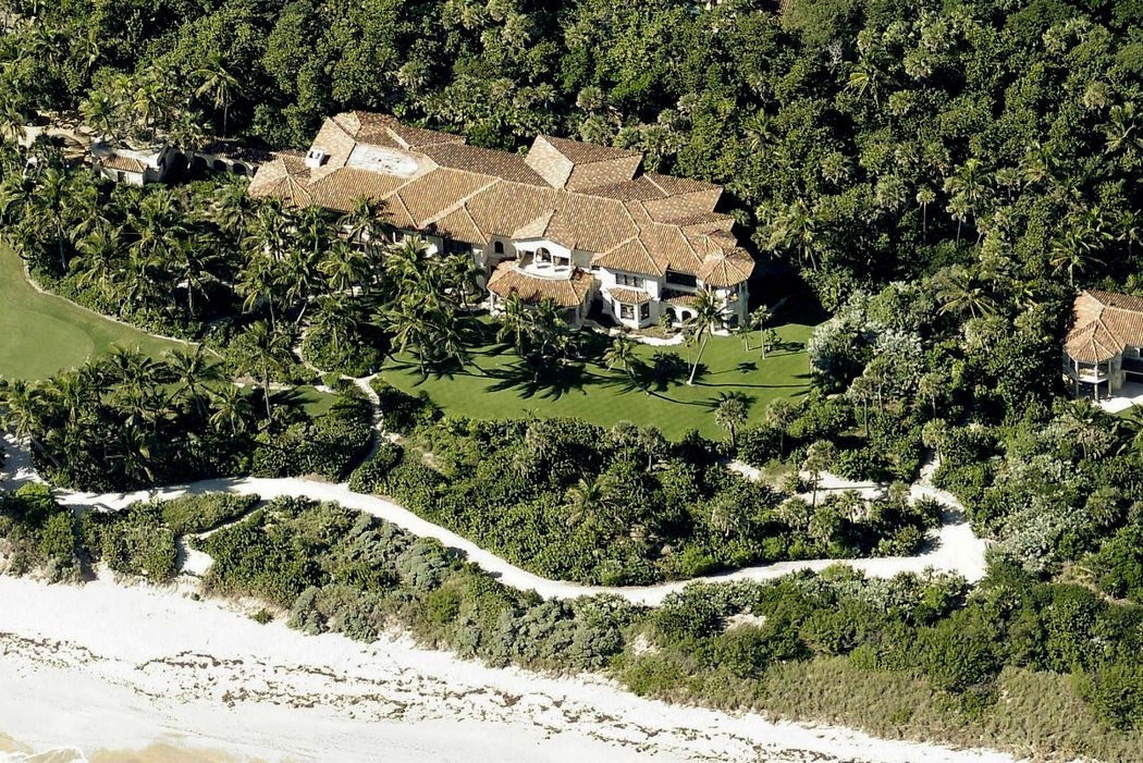 Các phần của khu nhà được nối với nhau bằng đường hầm. Nơi đây cũng có bể bơi, bến phà và sân golf 3 lỗ. Ảnh: Eagleview.