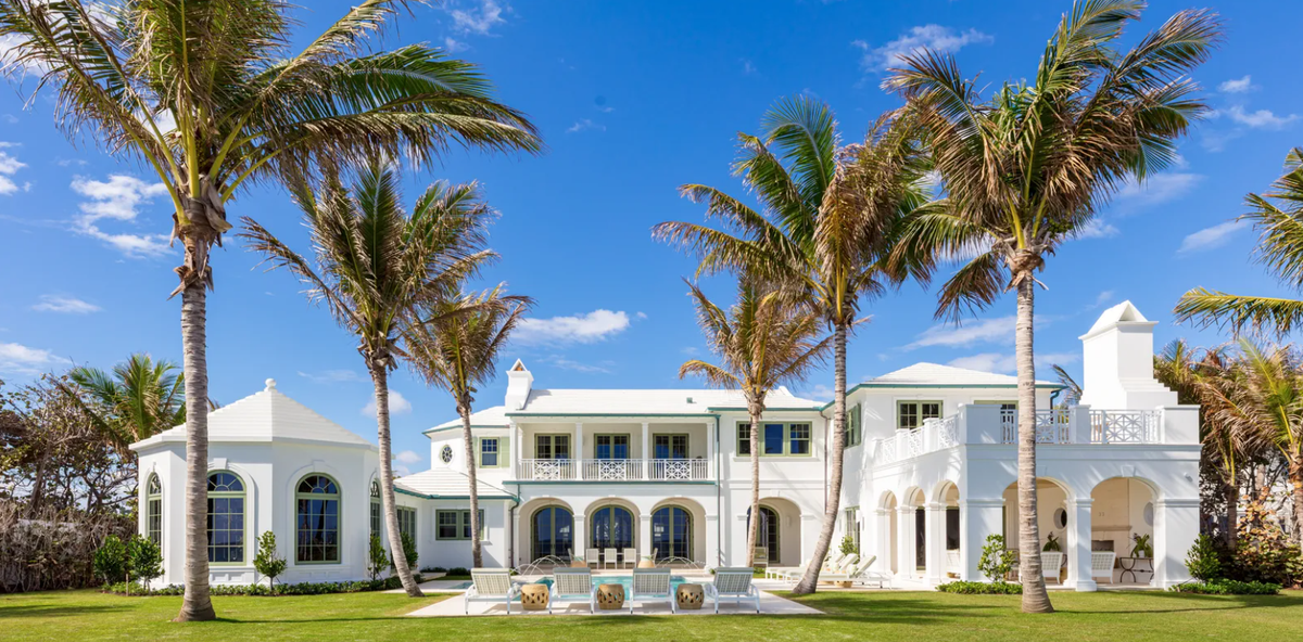 Đầu tháng này, một biệt thự trên bờ biển ở Palm Beach được bán với giá 85,9 triệu USD, chưa đầy một năm sau khi chủ cũ mua giá 64 triệu USD. Ảnh: Palm Beach Daily News.