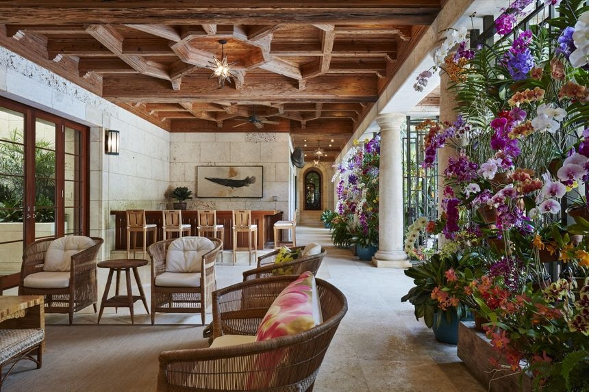 Biệt thự trung tâm rộng khoảng 5.778 m2. Khu nhà còn có nơi ở dành cho khách với 7 phòng ngủ, 2 căn nhà riêng biệt trên bãi biển và nhà của quản gia. Ảnh: Brantley Photography.