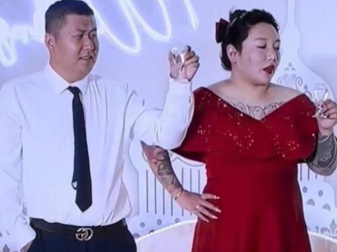 Dân tình xôn xao khi cô dâu chống nạnh, nâng ly uống cạn cùng khách mời Dan tinh xon xao khi co dau chong nanh, nang ly uong can cung khach moi