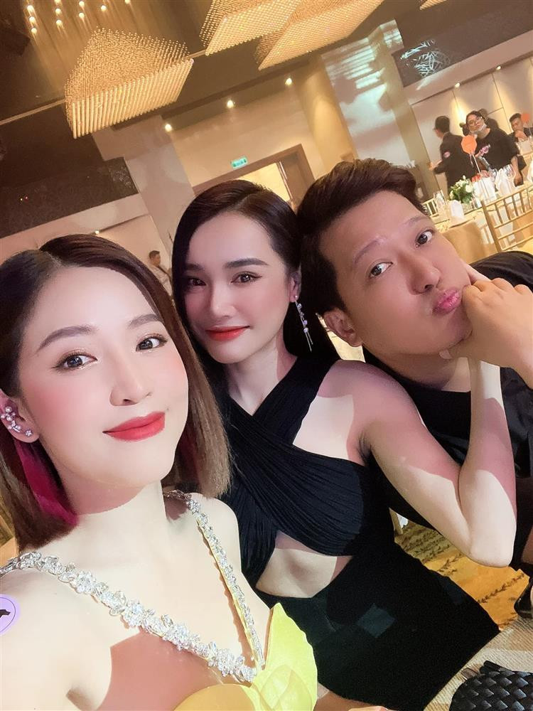 Nét mặt lạ lẫm của Nhã Phương khi chụp ảnh cùng Puka và ông xã Trường Giang.