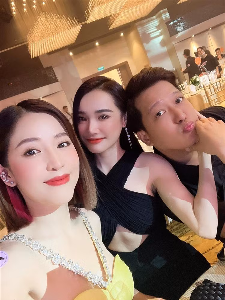 Nét mặt lạ lẫm của Nhã Phương khi chụp ảnh cùng Puka và ông xã Trường Giang.