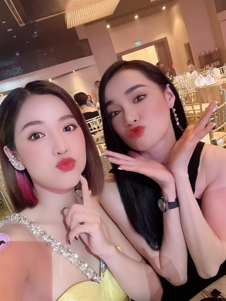  Tuy nhiên, chiếm spotlight lại là gương mặt của Nhã Phương lạ lẫm, khiến nhiều người suýt nhận không ra. Trong ảnh, Nhã Phương dù xinh đẹp nhưng như một người khác với nét mặt không giống mọi khi.