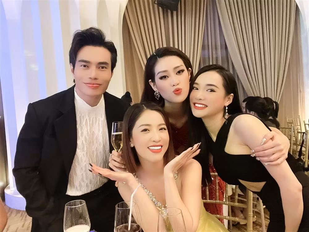 br/> Tối 26/7, đông đảo nghệ sĩ Vbiz tề tựu tại "Tiệc cảm ơn" của Khánh Vân sau khi kết thúc nhiệm kỳ đương kim Hoa hậu Hoàn vũ Việt Nam. Trên trang cá nhân, diễn viên Puka chia sẻ nhiều khoảnh khắc vui vẻ bên Khánh Vân và các đồng nghiệp như Trường Giang, Nhã Phương, Lê Dương Bảo Lâm. 