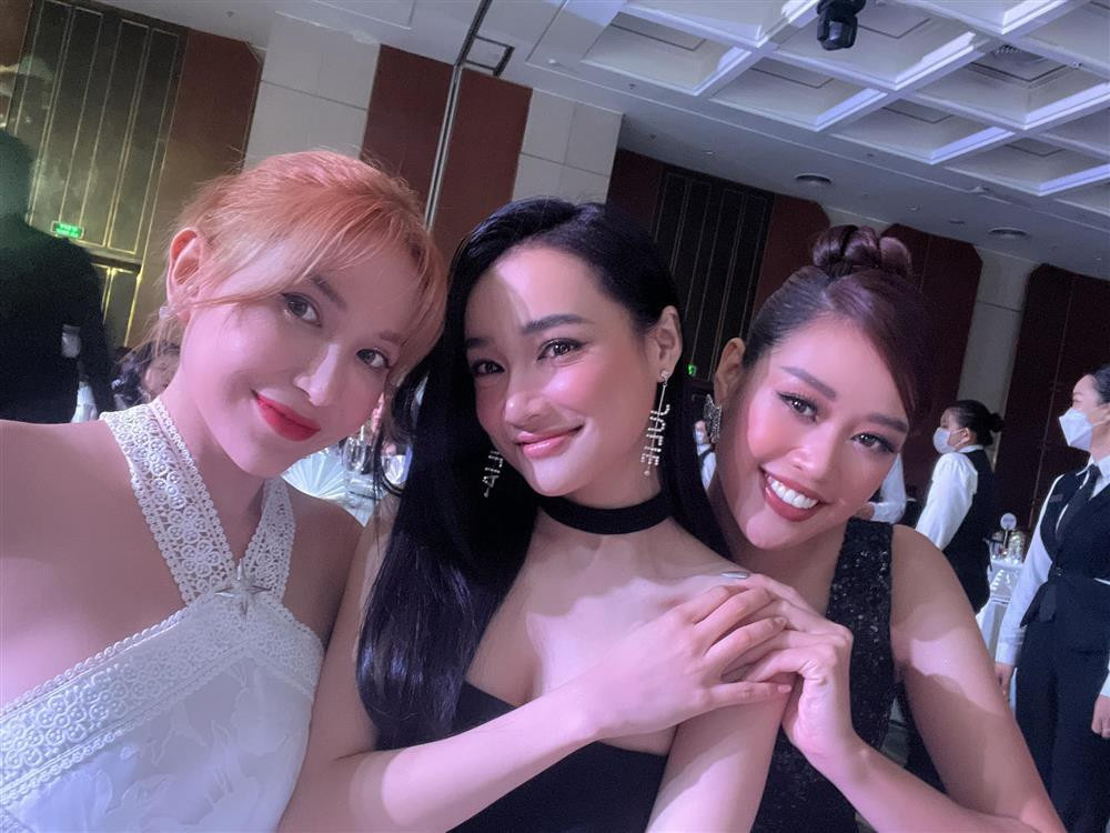 Trong một số hình ảnh gần đây do diễn viên Nhã Phương tự đăng, cô vẫn để lộ rõ dấu hiệu tuổi tác, mẹ bỉm với vùng mắt đầy nếp nhăn. Nhã Phương trong một sự kiện vào đầu tháng 6 vừa qua.