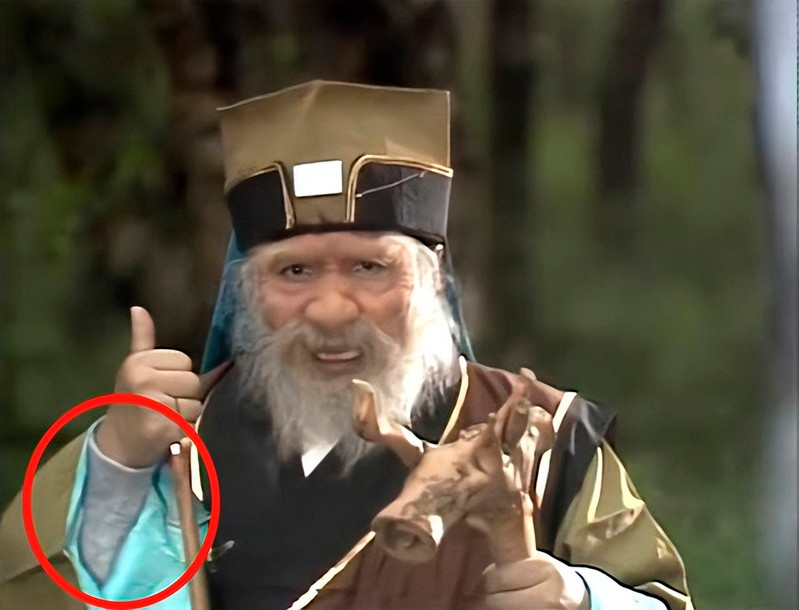 Ở tập Ba lần mượn quạt ba tiêu, Thần Thổ Địa cũng bị lộ tay áo thu đông.