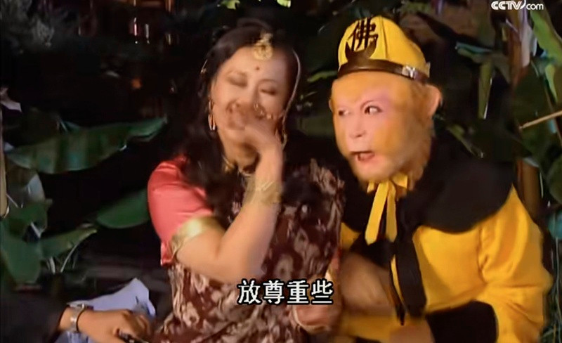 Trang Toutiao bình luận Tây du ký 1986 là bộ phim truyền hình được phát sóng lại nhiều nhất trong lịch sử điện ảnh Hoa ngữ. Bộ phim được sản xuất từ năm 1982, trong điều kiện thiếu thốn, công nghệ chưa phát triển. Đến nay, nhiều khán giả vẫn xem lại phim và phát hiện những lỗi nhỏ trong phần hậu kỳ. Trong ảnh, cánh tay của nhân viên hậu trường xuất hiện phía sau diễn viên nữ.
