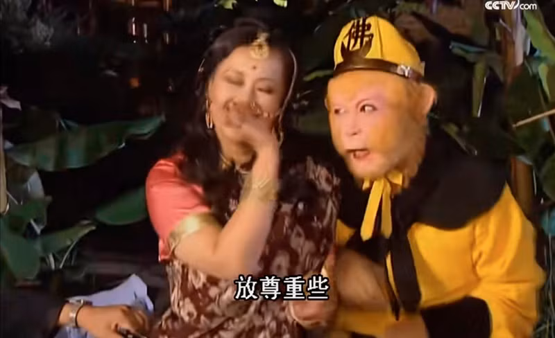 Trang Toutiao bình luận Tây du ký 1986 là bộ phim truyền hình được phát sóng lại nhiều nhất trong lịch sử điện ảnh Hoa ngữ. Bộ phim được sản xuất từ năm 1982, trong điều kiện thiếu thốn, công nghệ chưa phát triển. Đến nay, nhiều khán giả vẫn xem lại phim và phát hiện những lỗi nhỏ trong phần hậu kỳ. Trong ảnh, cánh tay của nhân viên hậu trường xuất hiện phía sau diễn viên nữ.