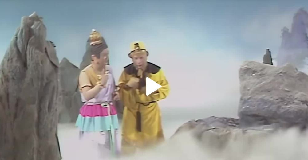 Theo Sina, đạo cụ trong Tây du ký 1986 đều được sản xuất thủ công, trong đó đá tảng làm bằng cao su và giấy. Trong một cảnh quay, Tôn Ngộ Không (Lục Tiểu Linh Đồng đóng) vô tình chạm vào, khiến tảng đá lún xuống. Ở cảnh khác, tảng đá lắc lư khi bay tạo cảm giác không có sức nặng.