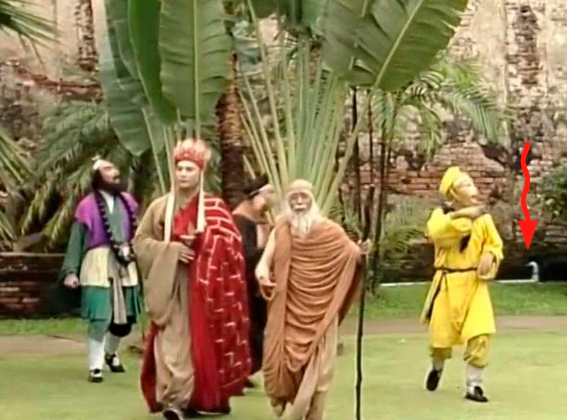 Ống nước hiện đại xuất hiện trong tập Thu phục thỏ ngọc ở Thiên Trúc.