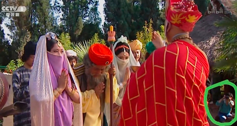 Ở tình huống này, nhân viên quay phim xuất hiện trên màn ảnh. Sina cho biết thêm do chi phí làm phim thấp, một số diễn viên đảm nhiệm cùng lúc nhiều vai. Lý Kiến Thành đóng tới 20 nhân vật như Tinh Tế quỷ, Sư tử vàng thành tinh, Lý Ngư Tinh, Linh Lợi Quỷ, Tôn Giả ở Tây Thiên, nhà sư, thái giám, thần tiên.