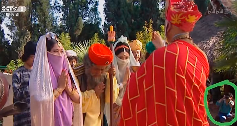 Ở tình huống này, nhân viên quay phim xuất hiện trên màn ảnh. Sina cho biết thêm do chi phí làm phim thấp, một số diễn viên đảm nhiệm cùng lúc nhiều vai. Lý Kiến Thành đóng tới 20 nhân vật như Tinh Tế quỷ, Sư tử vàng thành tinh, Lý Ngư Tinh, Linh Lợi Quỷ, Tôn Giả ở Tây Thiên, nhà sư, thái giám, thần tiên.