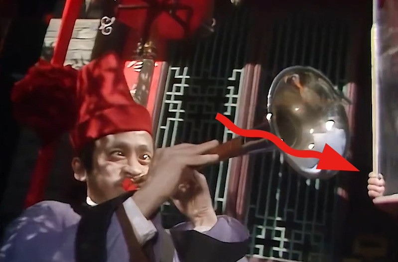 Trong một tập khác, nhân viên cầm tấm hắt sáng bị lọt vào khung hình. Theo Sina, vì kỹ thuật còn hạn chế, đội ngũ sản xuất đã mất nhiều công sức để tạo nên hiệu quả kỹ xảo tốt nhất. Những cảnh khói lửa, nhân vật bay trên không đều được thực hiện thủ công, tốn nhiều ngày chỉnh sửa.