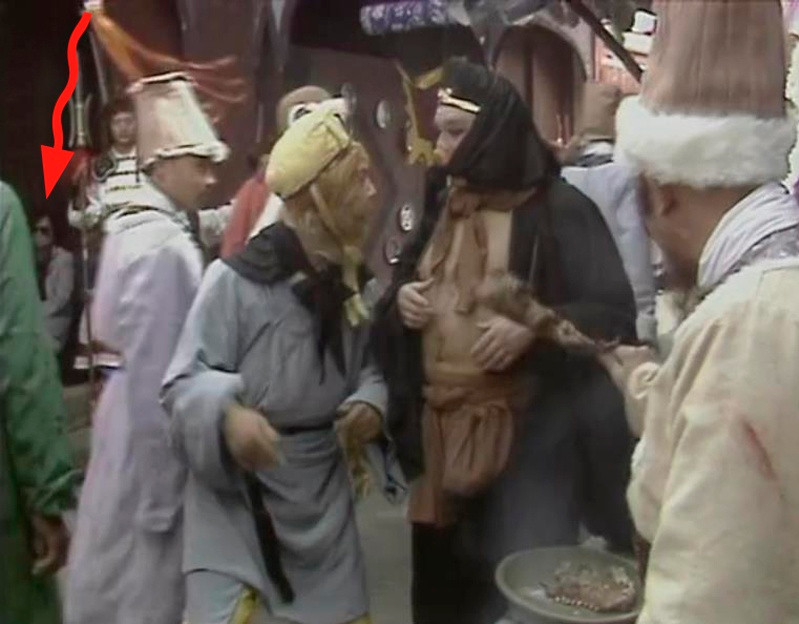 Trong một cảnh khác, nữ đạo diễn Dương Khiết bị bắt gặp đeo kính đen, ngồi phía xa.