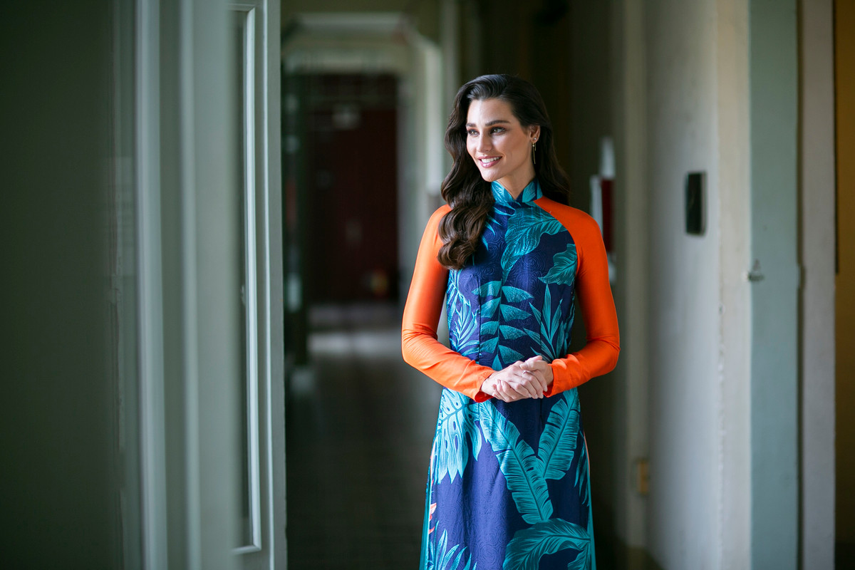 Miss Earth 2020 Lindsey Coffey dành một ngày để tham quan TP HCM trong lần thứ hai trở lại Việt Nam. Người đẹp diện áo dài khi xuất hiện ở bảo tàng cổ kính. Cô hiện là giám khảo quốc tế của cuộc thi Hoa hậu các Dân tộc Việt Nam 2022.