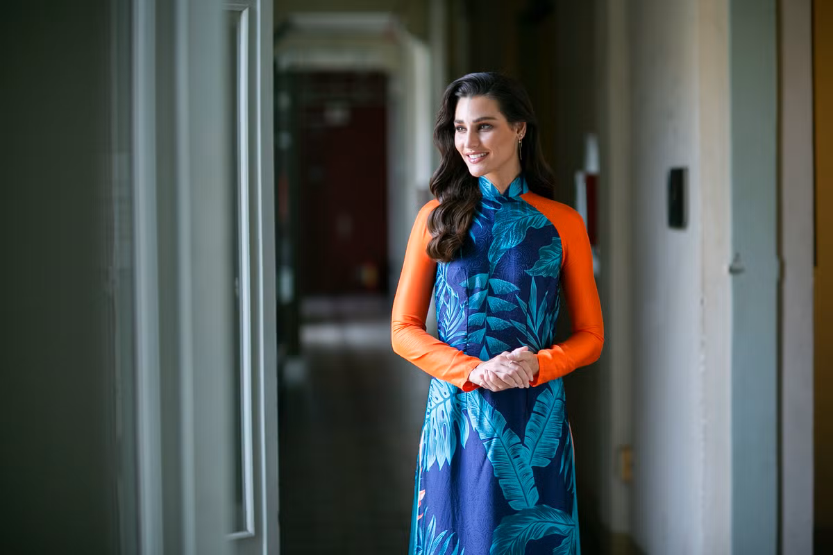 Miss Earth 2020 Lindsey Coffey dành một ngày để tham quan TP HCM trong lần thứ hai trở lại Việt Nam. Người đẹp diện áo dài khi xuất hiện ở bảo tàng cổ kính. Cô hiện là giám khảo quốc tế của cuộc thi Hoa hậu các Dân tộc Việt Nam 2022.