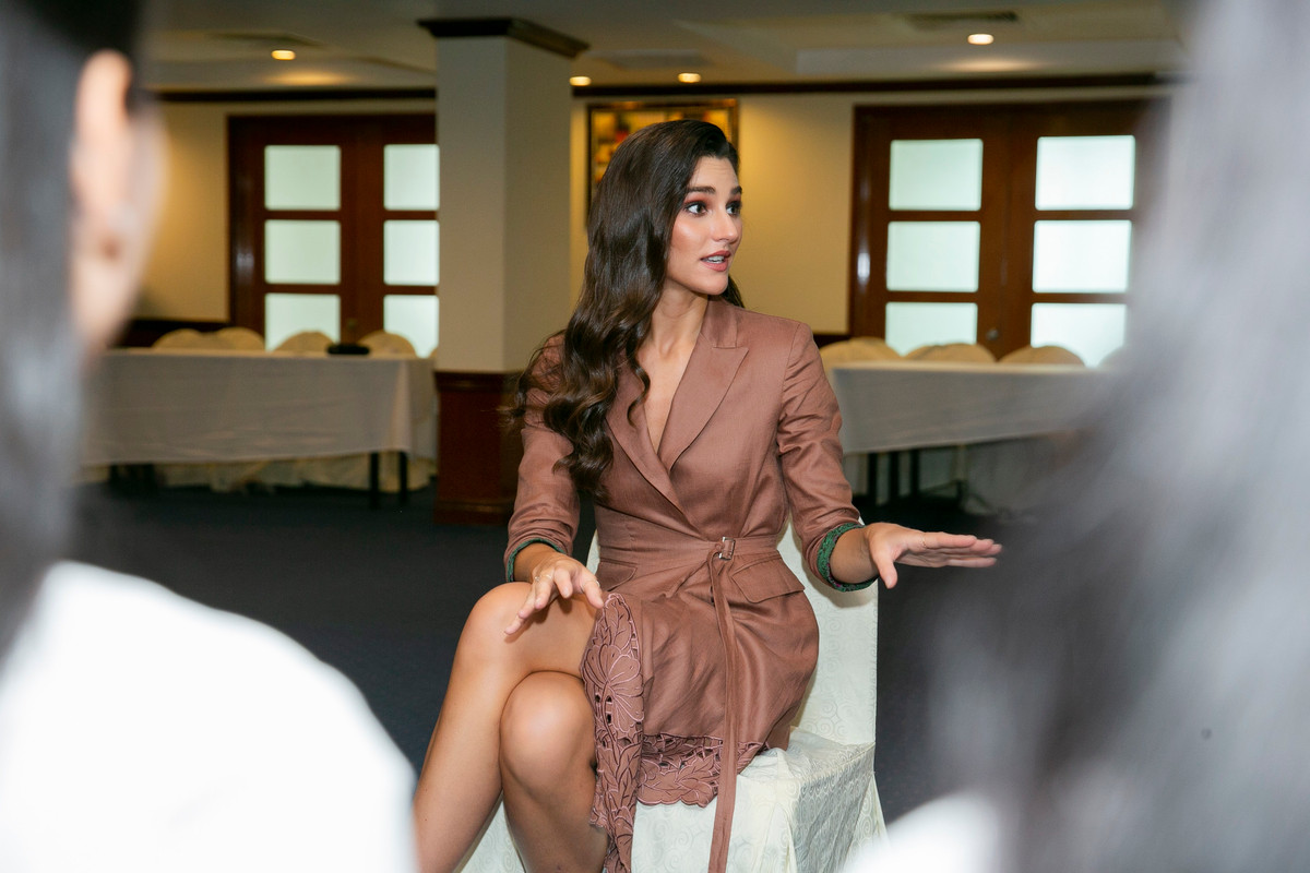 Người đẹp cho biết tiêu chí chấm thi của cô là tìm ra thí sinh có vẻ đẹp tâm hồn bên cạnh sự lộng lẫy về hình thức. Đồng thời, người đẹp phải mang được nét bản sắc của dân tộc mình.